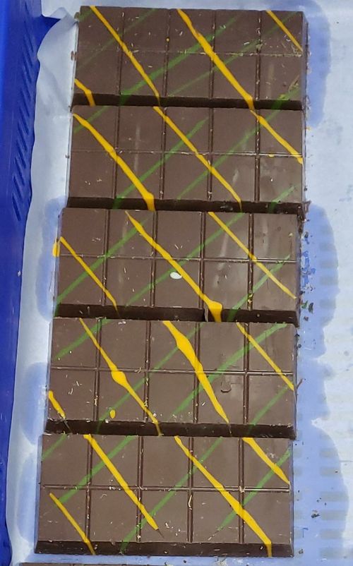 Eine aufstrebende Schokoladenmarke entwickelt mit 60 kg Schokoladen-Temper- und Depositor-Maschine Premium-Schokolade aus Dubai