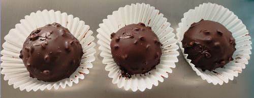 Jüngste Firmenblogs über Innovative Technologie zur gleichzeitigen Beschichtung von Schokolade und Erdnuss löst erfolgreich die Herausforderung bei der Mochi-Produktion.