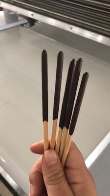 Guter Preis Pocky-Keks-Schokoladenüberzugsmaschine Modell 900 450-500 Stück pro Minute Online